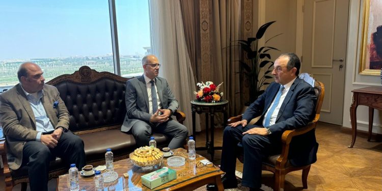 وزير قطاع الأعمال العام يلتقي رئيس الجامعة الألمانية بالقاهرة لبحث فرص التعاون