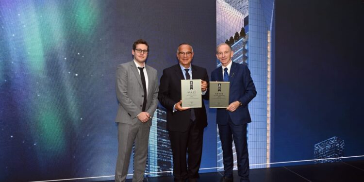 إنفنيتي تاورز تتسلم جائزة أفضل برج تجاري وأفضل برج إداري في مصر وأفريقيا