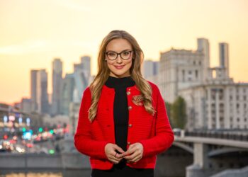 آنا كنيشينكو في البيت الروسي للاحتفال باطلاق «جسور مصر»