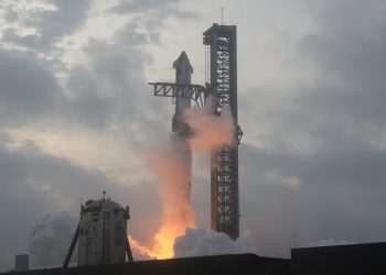 في خامس تجربة لها… سبيس إكس تطلق  معزز صاروخ ستارشيب العملاق