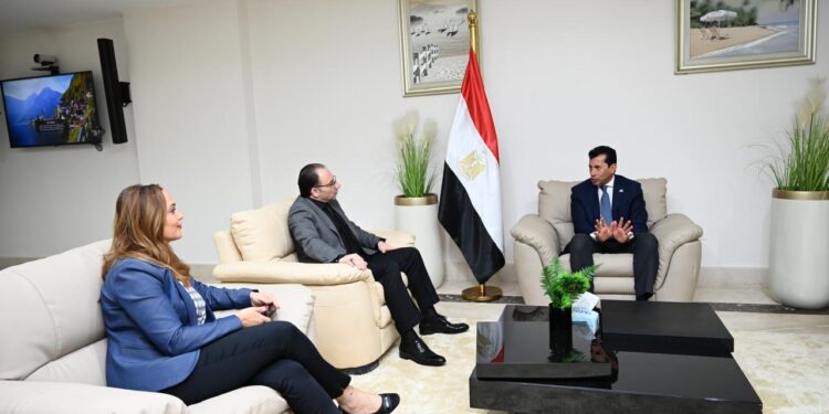 المستشار الاقتصادي أيمن حامد سليمان يلتقي وزير الشباب والرياضة لبحث تنفيذ مشروع كبير بالعاصمة الإدارية الجديدة