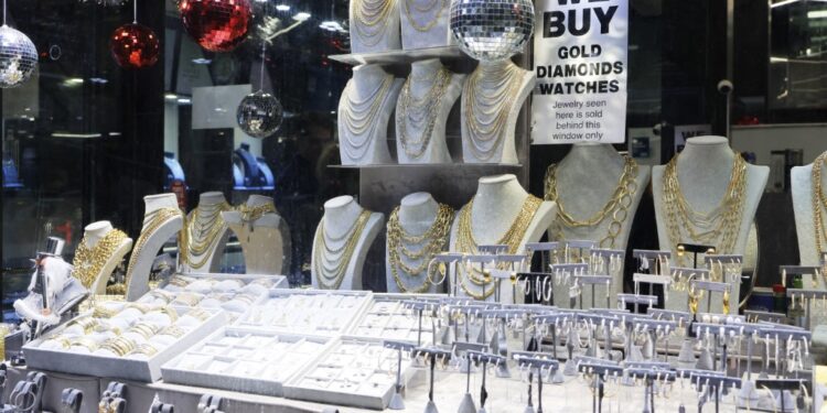 تراجع أسعار الذهب بالأسواق المحلية