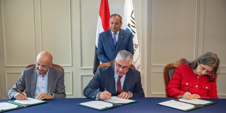 ايجيترانس ونافذ الدولية تتعاقدان مع المنطقة الاقتصادية لقناة السويس لتطوير عمليات النقل البري بميناء غرب بورسعيد