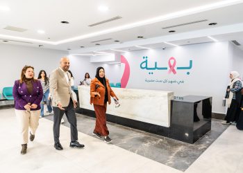 بمناسبة اليوم العالمي للمرأة.. المهندس جرجس يوسف في زيارة تفقدية لمستشفى «بهية» لدعم محاربات سرطان الثدي