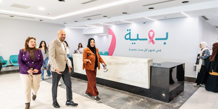 بمناسبة اليوم العالمي للمرأة.. المهندس جرجس يوسف في زيارة تفقدية لمستشفى «بهية» لدعم محاربات سرطان الثدي