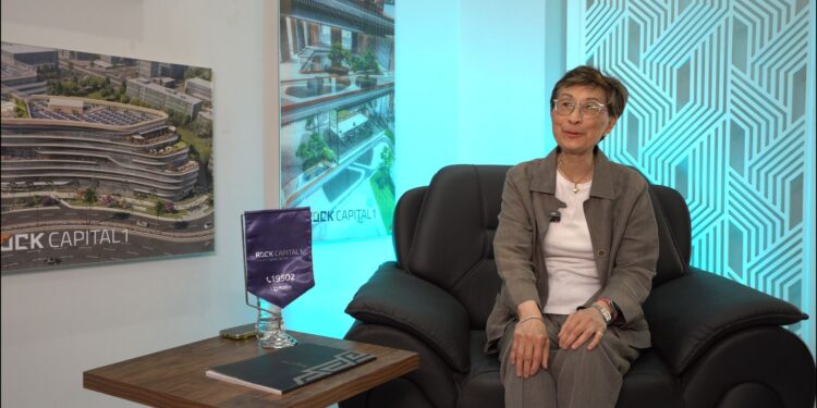 قبل بدء التسليم”.. هازل وونج تزور تحفتها المعمارية «روك كابيتال 1» أكبر مبنى إداري في الحي الحكومي