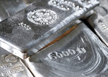 مركز «الملاذ الآمن»: مكاسب قوية للفضة محليًا وعالميًا