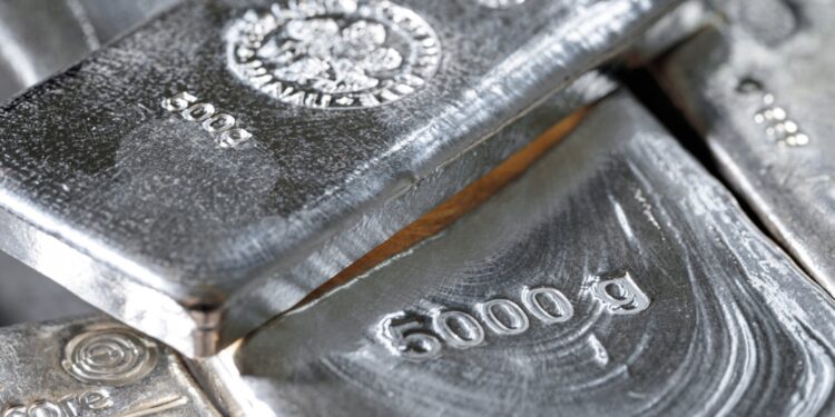 مركز «الملاذ الآمن»: مكاسب قوية للفضة محليًا وعالميًا